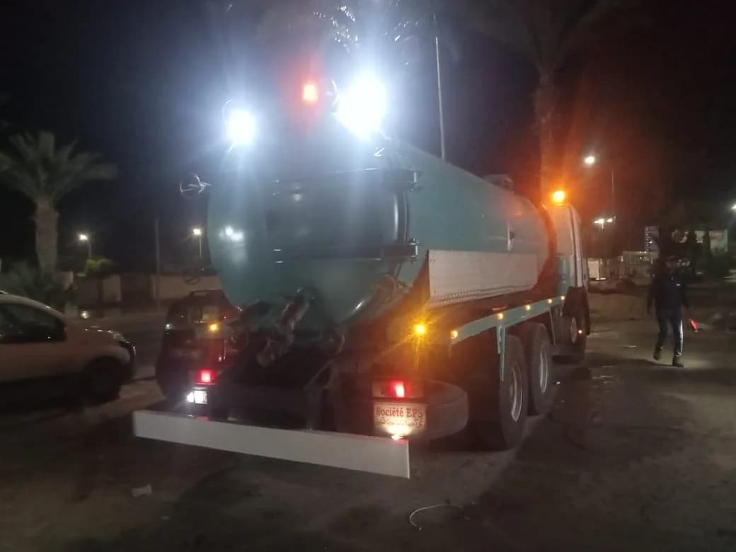 Collecte nocturne avec un camion hydrocureur