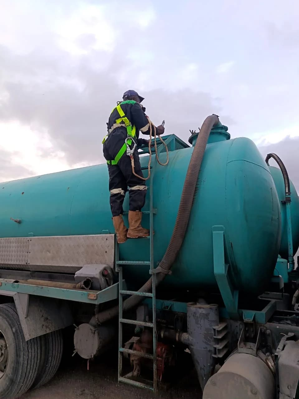 Opérateur EPS sur un camion hydrocureur