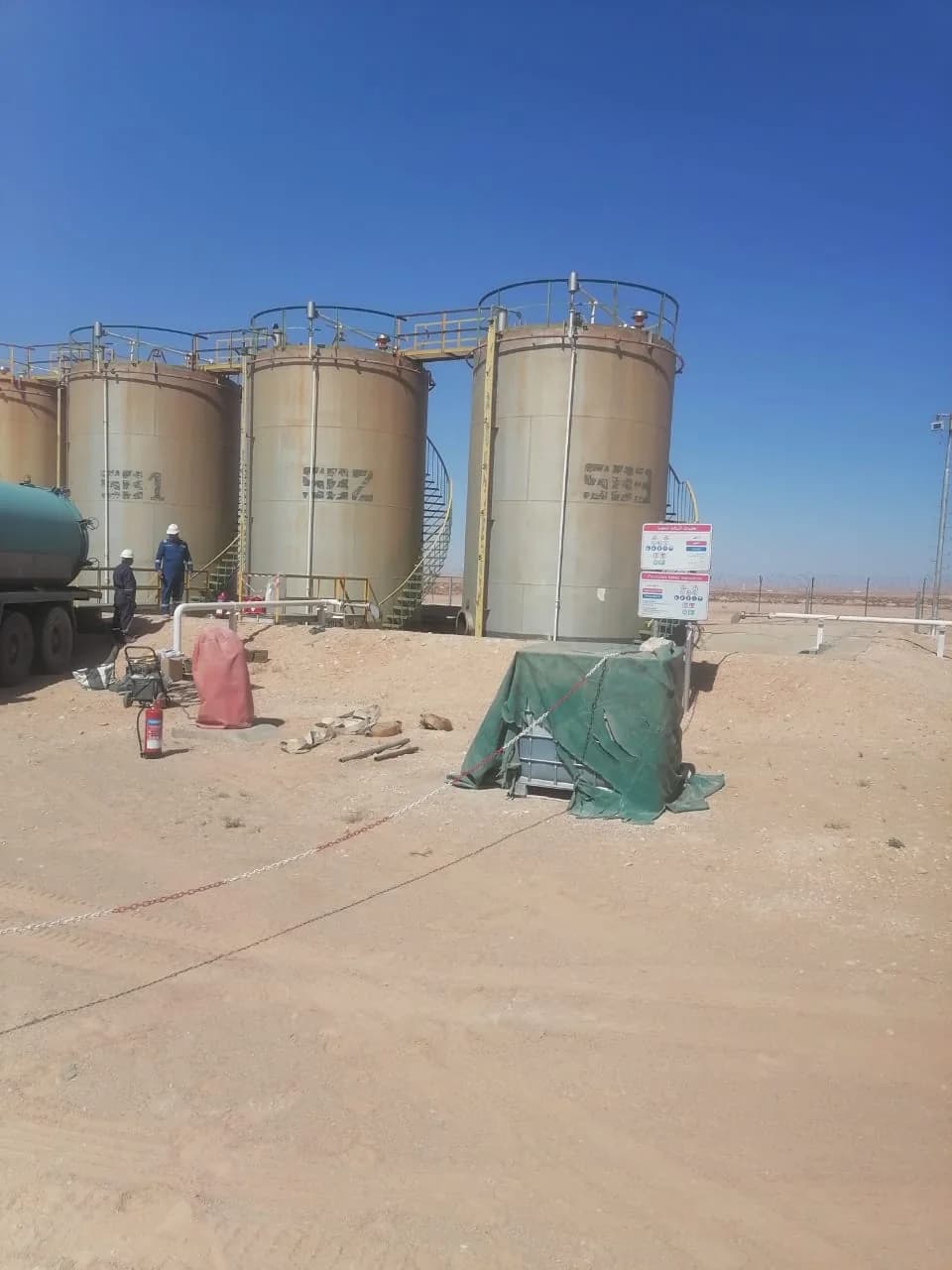 Bacs de stockage sur un site industriel