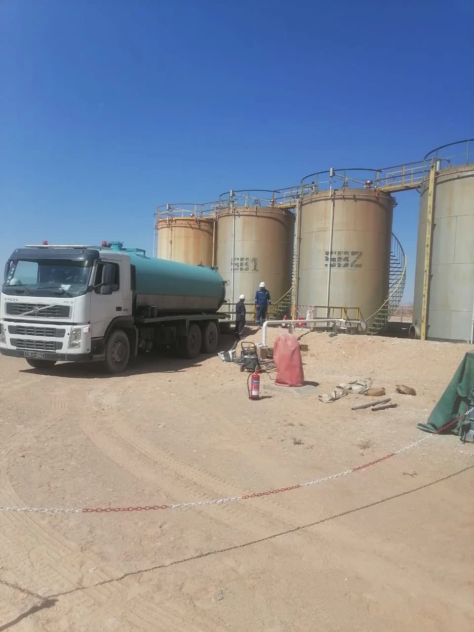 Camion-citerne intervenant sur des bacs de stockage